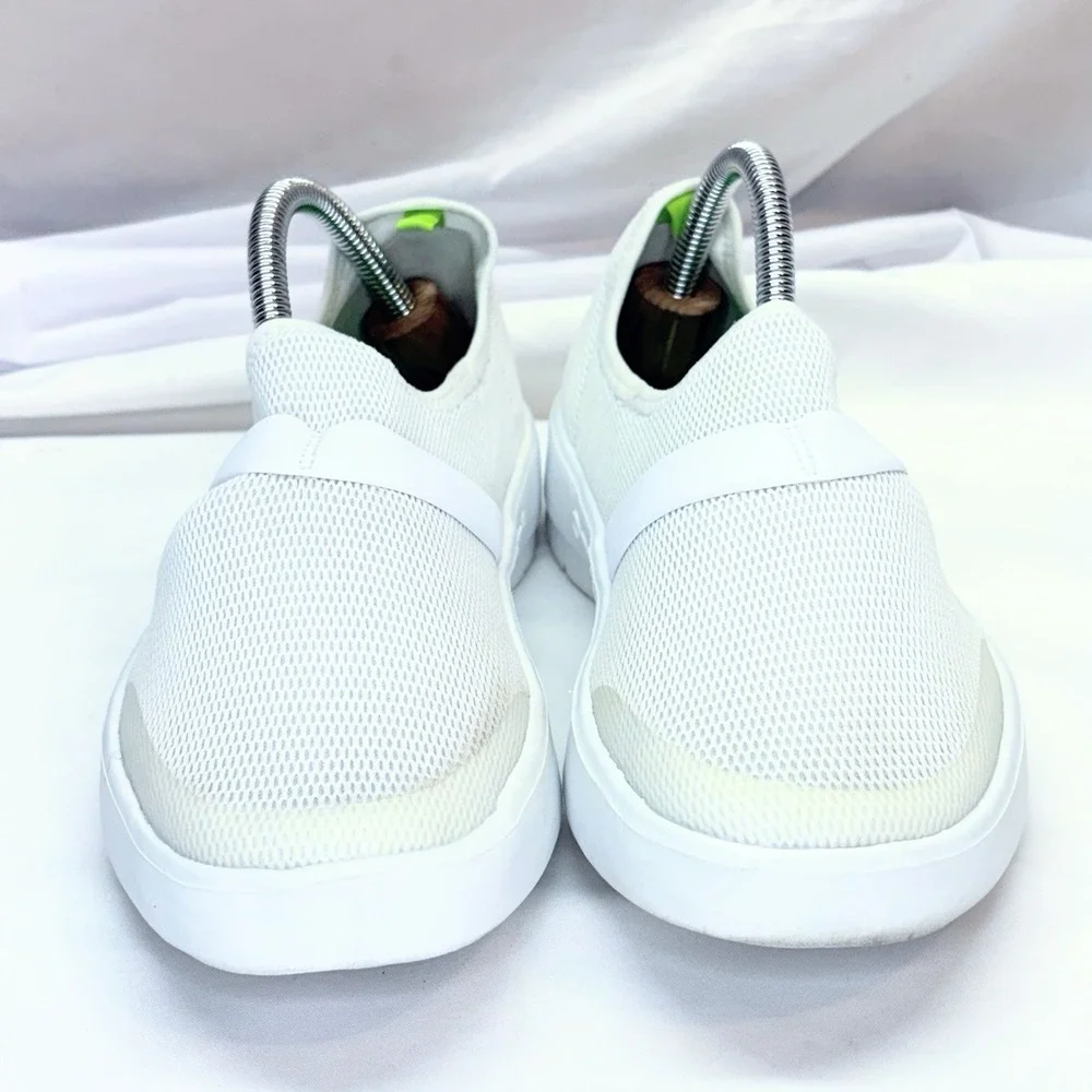 Oofos OOmg eeZee Low Slip-On Shoes Knit White On White Mens Size 7 EU 38
